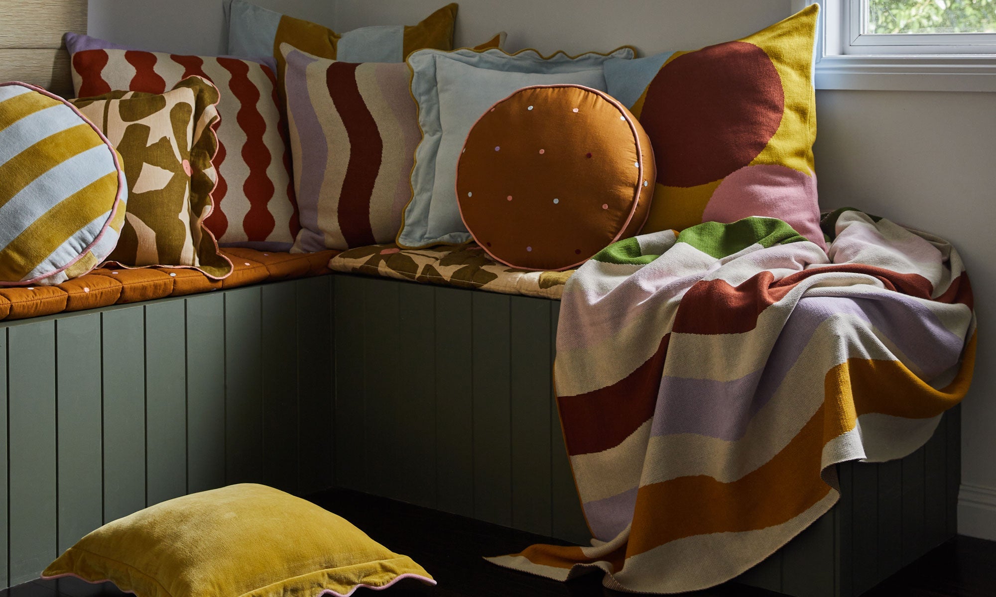 SALE LOUNGE + DECOR